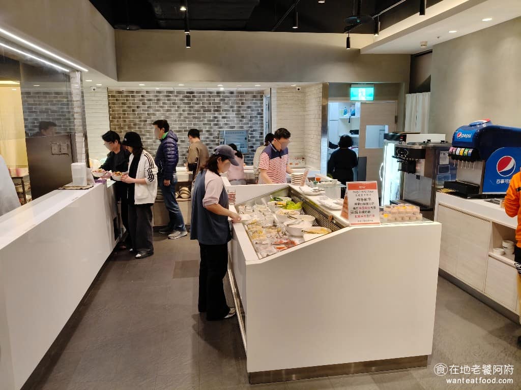 美琪蒙古烤肉 美琪蒙古烤肉菜單 美琪蒙古烤肉推薦 中山區美食 中山美食 劍南路站美食 中式料理 《美琪蒙古烤肉》最大的特色,就是可以自由搭配食材和醬料,肉類有牛肉、羊肉、豬肉、五花肉、雞肉等五種選擇,蔬菜有空心菜、高麗菜、豆芽菜、豆腐、番茄、鳳梨等等。 @在地老饕阿府