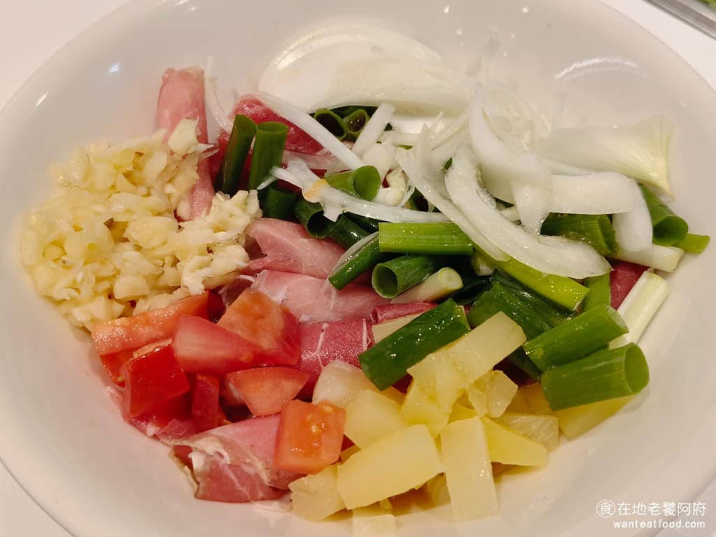 美琪蒙古烤肉 美琪蒙古烤肉菜單 美琪蒙古烤肉推薦 中山區美食 中山美食 劍南路站美食 中式料理 自己夾好料,就可以排隊等烤肉了,我加了很多的蔥、蒜、洋蔥,這樣烤起來會更香。也推薦加一些番茄和鳳梨,番茄的酸配牛肉很搭,鳳梨汁也可以中和肉的油膩感。 @在地老饕阿府