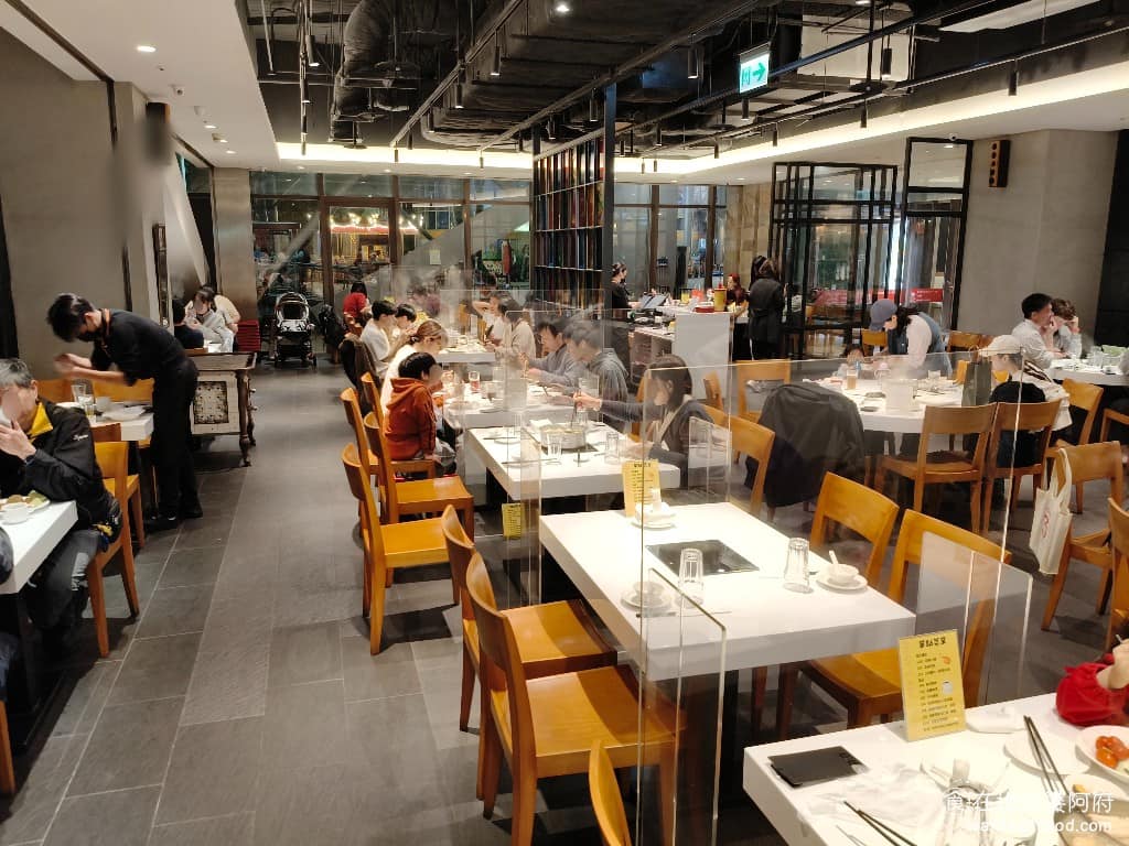 美琪蒙古烤肉 美琪蒙古烤肉菜單 美琪蒙古烤肉推薦 中山區美食 中山美食 劍南路站美食 中式料理 店內用的是白色桌子,配木質椅子,走北歐簡約風格,整個空間看起來很清爽,桌與桌之間還保留有壓克力隔板,用餐時比較舒適。 @在地老饕阿府