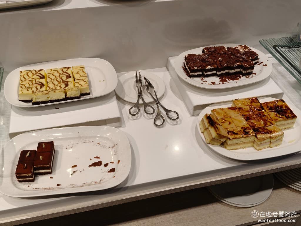 美琪蒙古烤肉 美琪蒙古烤肉菜單 美琪蒙古烤肉推薦 中山區美食 中山美食 劍南路站美食 中式料理 蛋糕區 甜點選擇算多,有小蛋糕、奶酪(紅豆、芒果、巧克力三種口味)、焦糖布丁、杏仁豆腐、茶凍、咖啡凍、龜苓膏。 @在地老饕阿府