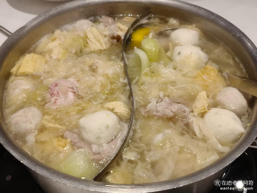 美琪蒙古烤肉 美琪蒙古烤肉菜單 美琪蒙古烤肉推薦 中山區美食 中山美食 劍南路站美食 中式料理 火鍋湯底本身沒什麼味道,要多加酸菜,才會有酸味,我們愛吃酸,所以加了滿滿的酸菜,真的很過癮。也可搭配肉片,想丟下去水煮,還是烤肉,都可以。 @在地老饕阿府