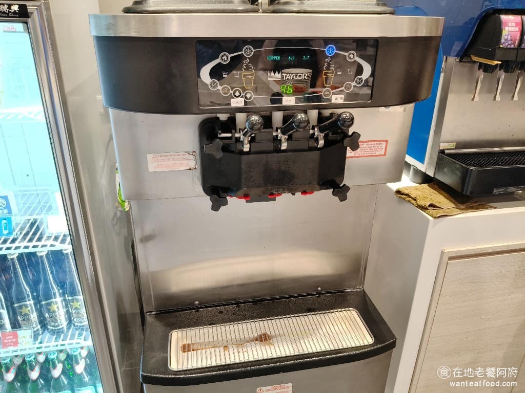 美琪蒙古烤肉 美琪蒙古烤肉菜單 美琪蒙古烤肉推薦 中山區美食 中山美食 劍南路站美食 中式料理 店內還有霜淇淋機,可以無限吃,有三種口味:巧克力、香草,和綜合。 @在地老饕阿府