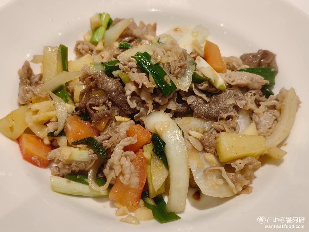 美琪蒙古烤肉 美琪蒙古烤肉菜單 美琪蒙古烤肉推薦 中山區美食 中山美食 劍南路站美食 中式料理 這裡的肉片切得蠻大片的,不會有太多碎肉,肉質也都很好,口感不會硬,炒起來如果醬料調得好,肉片吸飽醬汁吃起來會很香。 @在地老饕阿府