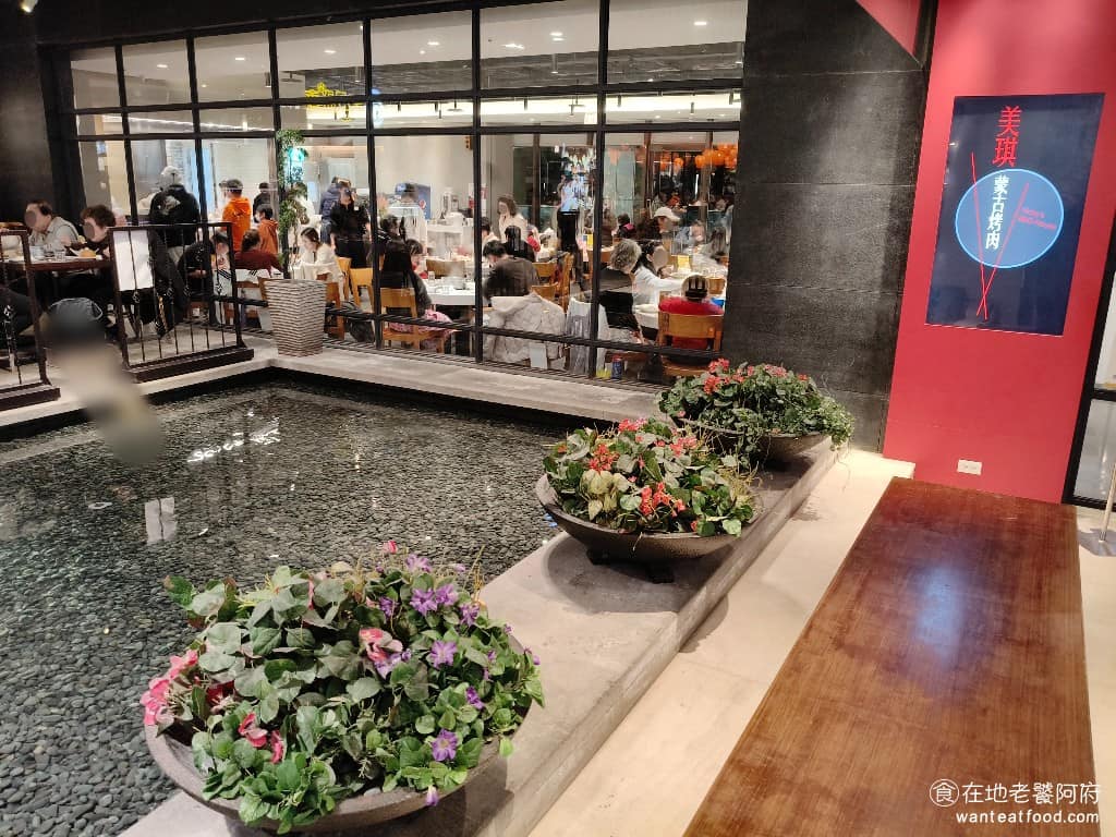 美琪蒙古烤肉 美琪蒙古烤肉菜單 美琪蒙古烤肉推薦 中山區美食 中山美食 劍南路站美食 中式料理 除了蒙古烤肉,這裡還能搭配酸菜白肉鍋一起吃,火烤兩吃的組合讓你不會吃到膩,想換口味隨時可以喝碗熱湯解膩。 @在地老饕阿府