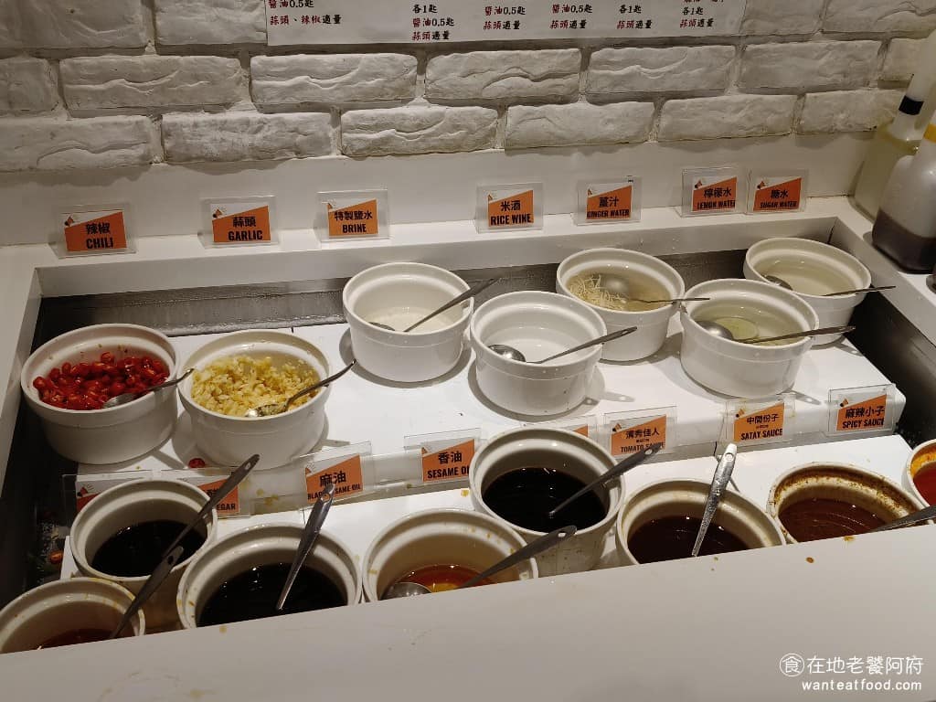 美琪蒙古烤肉 美琪蒙古烤肉菜單 美琪蒙古烤肉推薦 中山區美食 中山美食 劍南路站美食 中式料理 醬料區 研習了蒙古烤肉的傳統醬料區的種類,真的超級豐富,有香油、麻油、黑醋、辣油、蒜頭、米酒、薑汁、檸檬水、糖水和醬油。 @在地老饕阿府