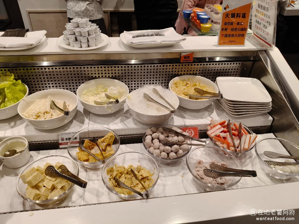 美琪蒙古烤肉 美琪蒙古烤肉菜單 美琪蒙古烤肉推薦 中山區美食 中山美食 劍南路站美食 中式料理 火鍋料區 種類不多但也很夠吃,有酸菜可以任你加,還有蟹肉棒、魚腳、貢丸、凍豆腐、豆皮、高麗菜、金針菇和南瓜。 @在地老饕阿府