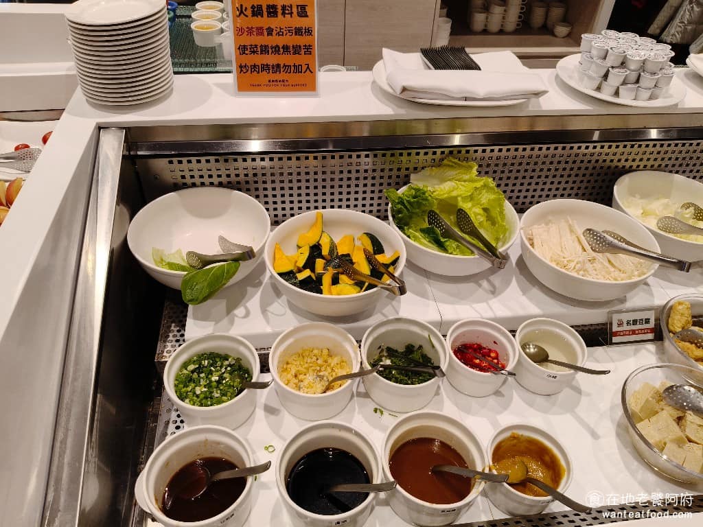 美琪蒙古烤肉 美琪蒙古烤肉菜單 美琪蒙古烤肉推薦 中山區美食 中山美食 劍南路站美食 中式料理 火鍋醬料區 有提供白醋、豆腐乳、芝麻醬、醬油、沙茶醬、蔥、蒜、香菜和辣椒。 @在地老饕阿府