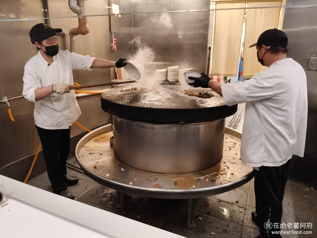 美琪蒙古烤肉 美琪蒙古烤肉菜單 美琪蒙古烤肉推薦 中山區美食 中山美食 劍南路站美食 中式料理 建議一開始,先不要夾太多料,先試著炒一次,然後吃看看,因為一定會一直調整,調整到滿意為止,這也是蒙古烤肉的一大樂趣啊。 @在地老饕阿府