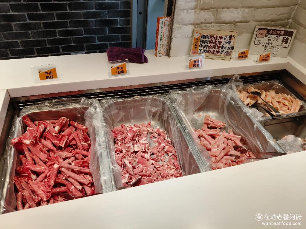 美琪蒙古烤肉 美琪蒙古烤肉菜單 美琪蒙古烤肉推薦 中山區美食 中山美食 劍南路站美食 中式料理 肉片區 有提供牛肉、羊肉、豬肉、雞肉,以及五花肉。豬肉使用的都是台灣豬肉,羊肉和牛肉的原產地則是澳洲和紐西蘭。 @在地老饕阿府