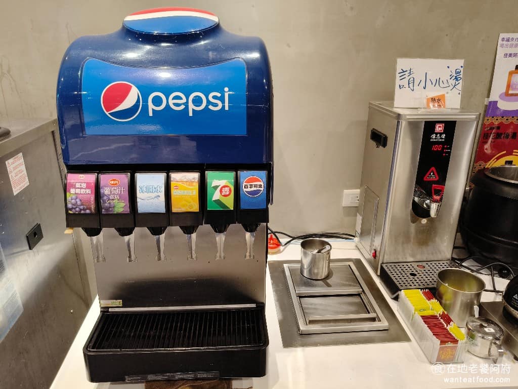 美琪蒙古烤肉 美琪蒙古烤肉菜單 美琪蒙古烤肉推薦 中山區美食 中山美食 劍南路站美食 中式料理 飲料區 有百事可樂、七喜、味丹檸檬紅茶、葡萄汁、葡萄氣泡飲和冰開水。 @在地老饕阿府