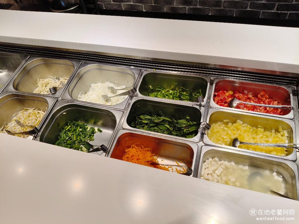 美琪蒙古烤肉 美琪蒙古烤肉菜單 美琪蒙古烤肉推薦 中山區美食 中山美食 劍南路站美食 中式料理 配料區 有番茄、鳳梨、豆腐、青椒、九層塔、紅蘿蔔、蔥、洋蔥、豆芽菜、高麗菜,還有A菜甚至還有麵條,可以一起加下去炒。 @在地老饕阿府