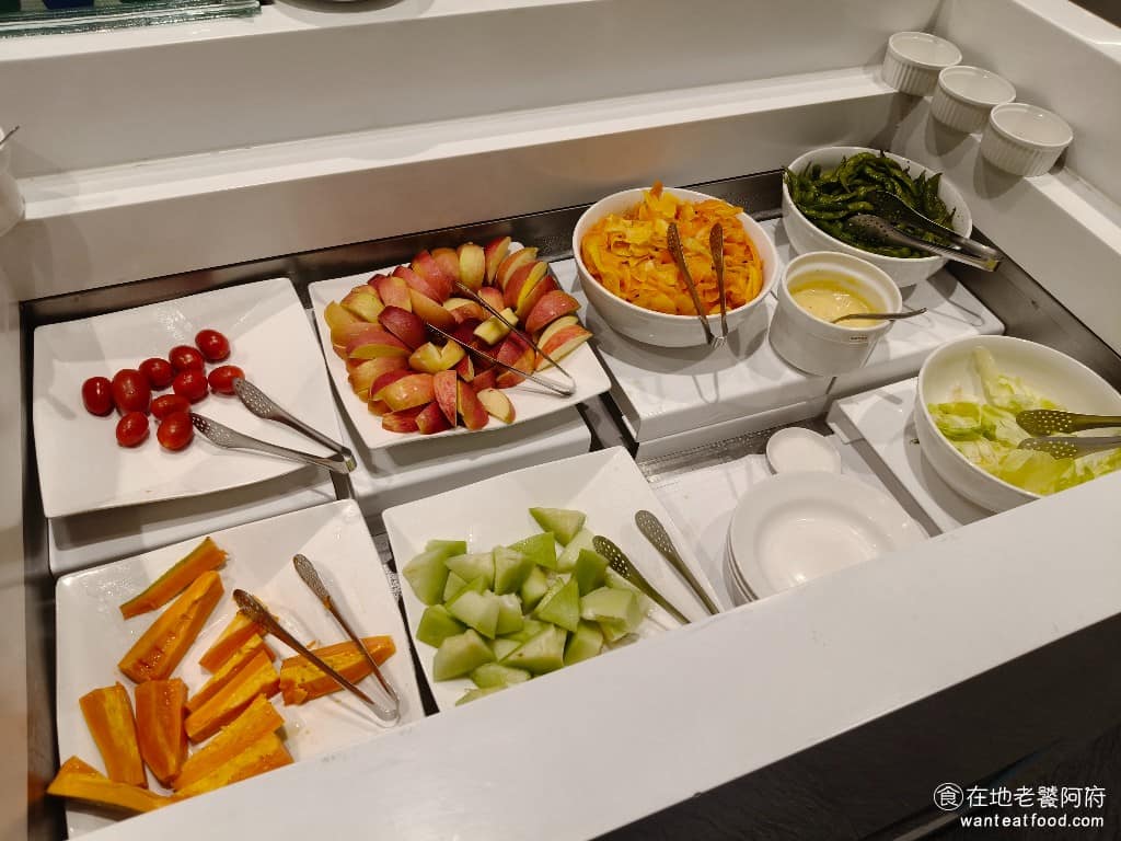 美琪蒙古烤肉 美琪蒙古烤肉菜單 美琪蒙古烤肉推薦 中山區美食 中山美食 劍南路站美食 中式料理 水果區 有提供四種水果,蘋果、小番茄、哈密瓜,和木瓜。 @在地老饕阿府