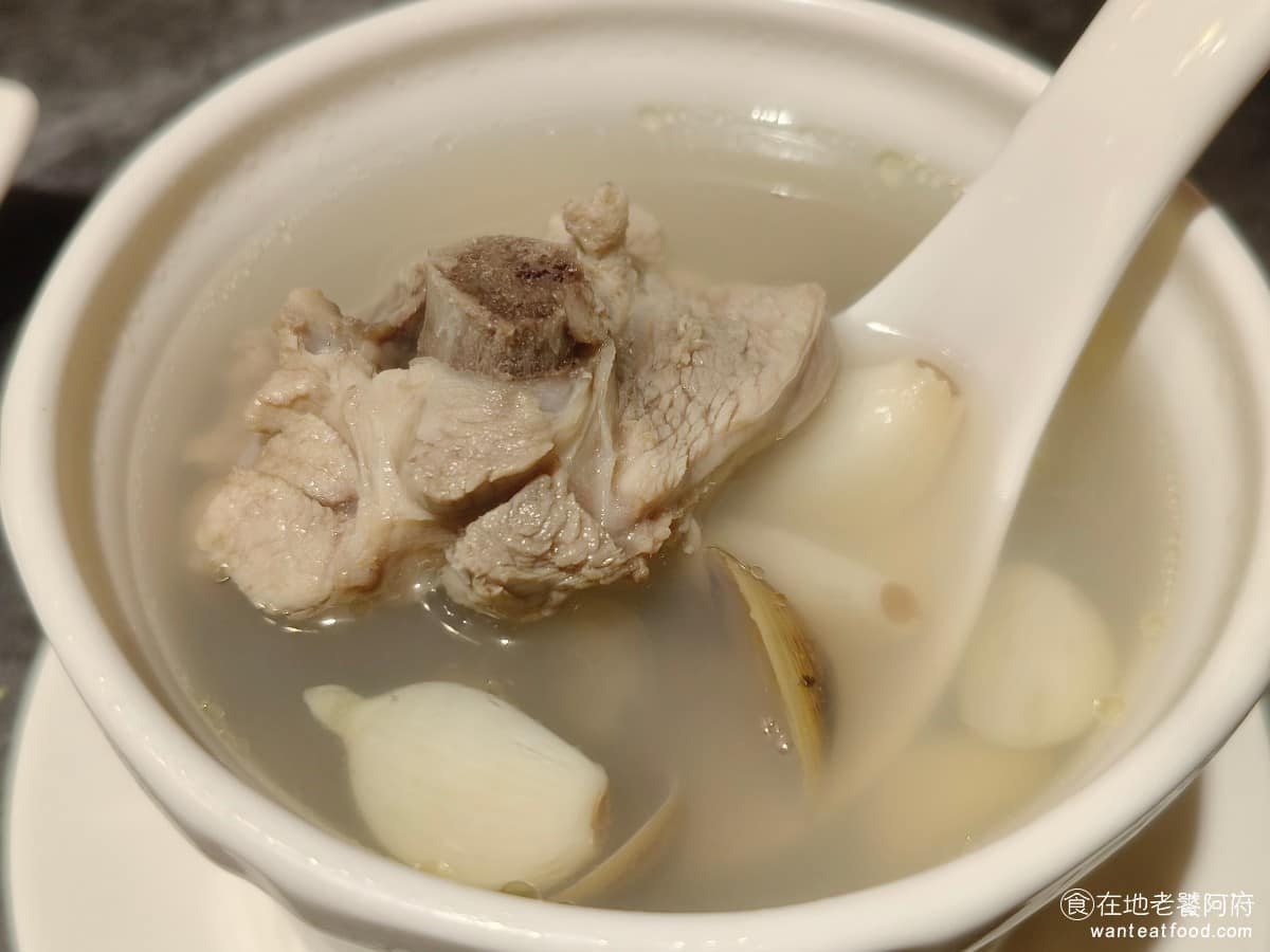白玉樓經典台菜 (台北統一時代店7F (台北統一時代店7F菜單 (台北統一時代店7F推薦 個人蒜頭蜆仔雞 這是個人份量的甕仔湯,湯頭清爽蒜頭的味道滿滿融入湯底,但不會完全蓋掉雞湯本身的甜味,同時還帶有蜆仔的鮮甜,三種味道在一碗湯裡,各自有存在感,味道還不錯。 @在地老饕阿府