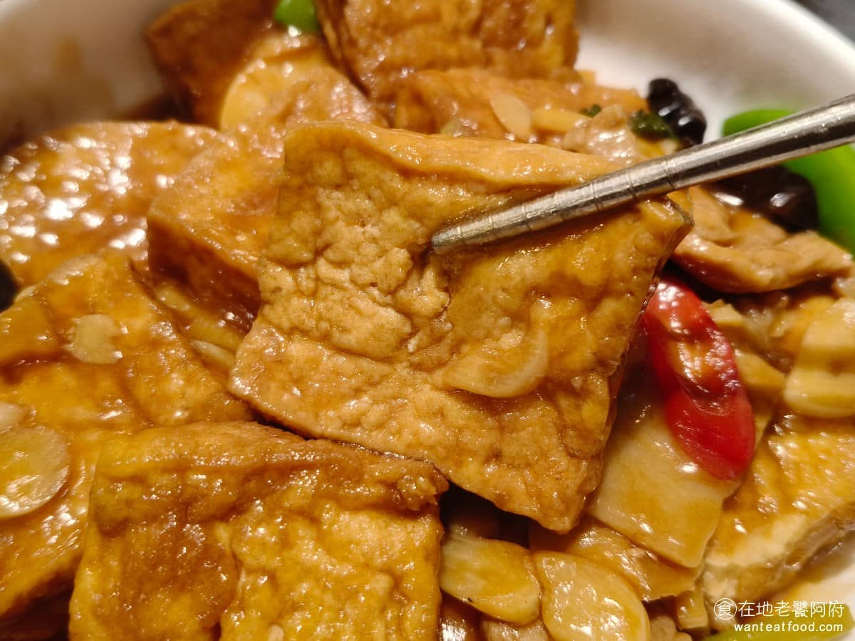 白玉樓經典台菜 (台北統一時代店7F (台北統一時代店7F菜單 (台北統一時代店7F推薦 豆腐外皮滑嫩,吃起來豆香味足夠,醬汁有勾芡,配飯吃很推薦。 @在地老饕阿府