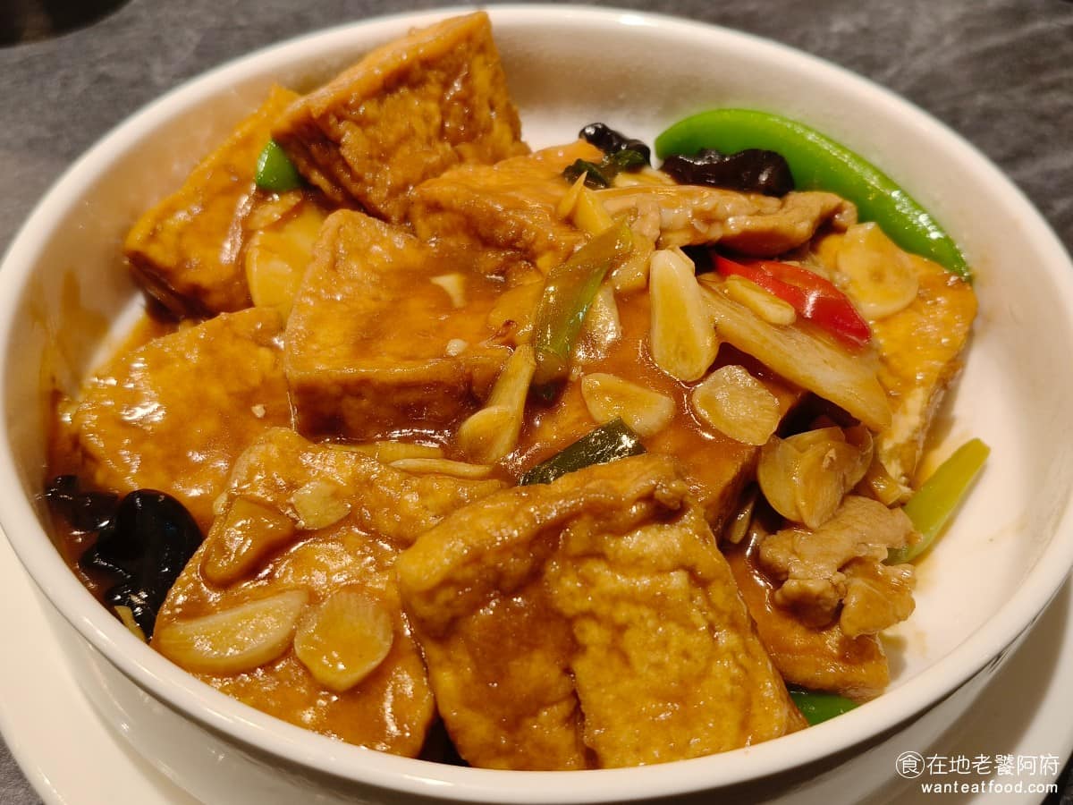 白玉樓經典台菜 (台北統一時代店7F (台北統一時代店7F菜單 (台北統一時代店7F推薦 古早味紅燒豆腐 這是整桌口味最重的一道,醬汁偏鹹,豆腐燒得非常入味,每一口都吃得到醬香。 @在地老饕阿府