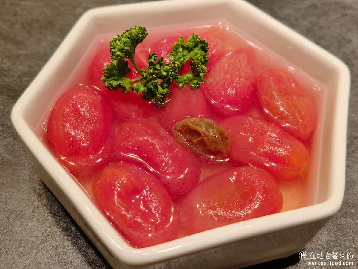 白玉樓經典台菜 (台北統一時代店7F (台北統一時代店7F菜單 (台北統一時代店7F推薦 梅子番茄 用的是山番茄,吃起來不會爛爛的,果肉有一定的硬度,梅香與番茄的酸甜搭在一起很順口,適合當開胃菜。 @在地老饕阿府