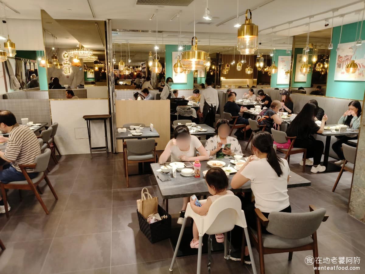 白玉樓經典台菜 (台北統一時代店7F (台北統一時代店7F菜單 (台北統一時代店7F推薦 《白玉樓經典台菜 統一時代店》餐廳空間比想像中寬敞,裝潢走現代風,主調是白色搭木質家具,沒有那種老派台菜餐廳的傳統感,反而類似精品店的設計,非常有質感。 @在地老饕阿府