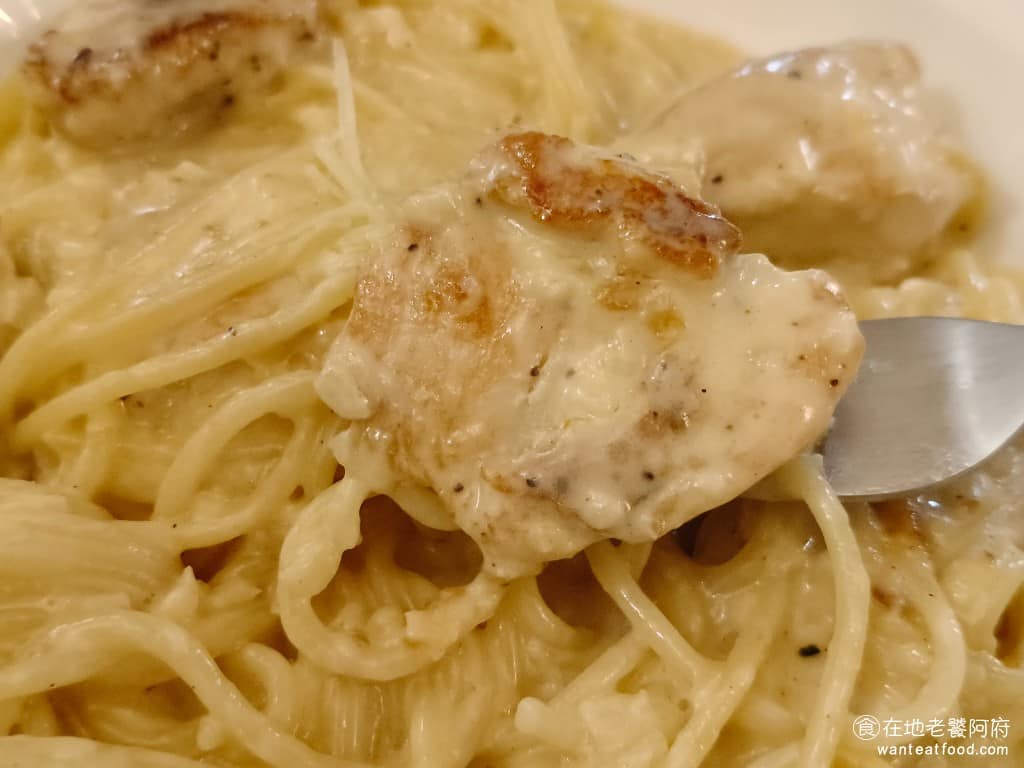 布克湖義式坊 布克湖義式坊菜單 布克湖義式坊推薦 內湖區美食 內湖美食 文德站美食 義式料理 義大利麵 《布克湖義式坊》的雞肉,用的都是雞胸肉,份量給得很多,吃起來肉質也不會很硬。一盤面上給了5大塊,一個人吃完會超級飽。 @在地老饕阿府