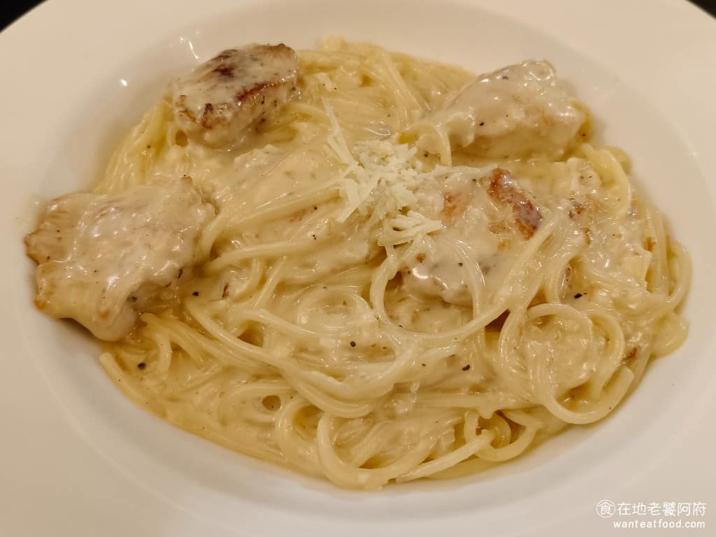 布克湖義式坊 布克湖義式坊菜單 布克湖義式坊推薦 內湖區美食 內湖美食 文德站美食 義式料理 義大利麵 香蒜奶油雞肉麵 香蒜奶油雞肉麵,是《布克湖義式坊》的招牌,也是我最喜歡的餐點。奶油味和蒜味都非常足,吃起來味道非常香,上面還撒了許多的起司條,吃起來起司味也很濃。 @在地老饕阿府