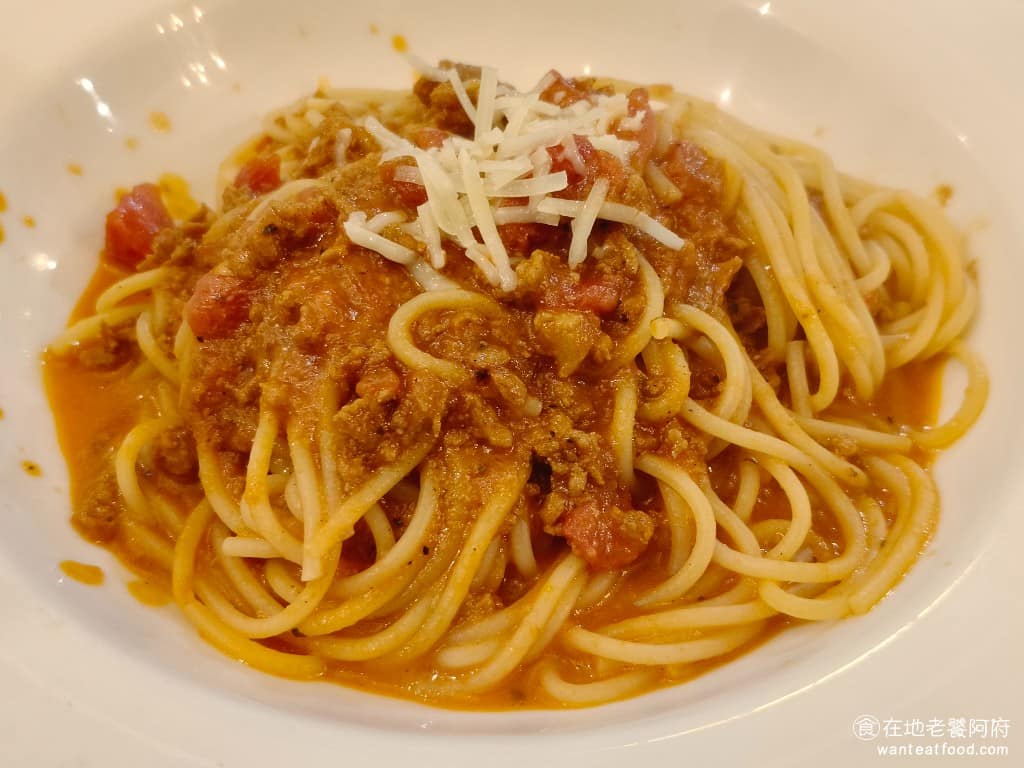 布克湖義式坊 布克湖義式坊菜單 布克湖義式坊推薦 內湖區美食 內湖美食 文德站美食 義式料理 義大利麵 肉醬義大利麵 番茄醬底搭配肉醬,灑上起司粉,醬汁與麵條融合度不錯。 @在地老饕阿府