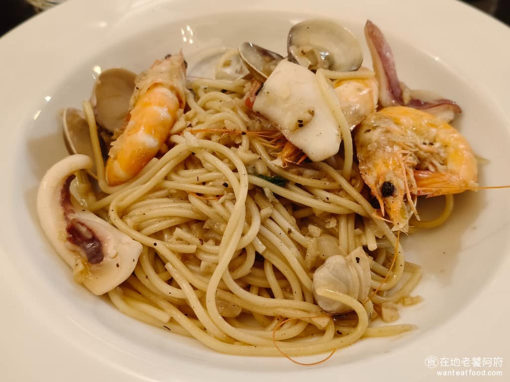 布克湖義式坊 布克湖義式坊菜單 布克湖義式坊推薦 內湖區美食 內湖美食 文德站美食 義式料理 義大利麵 清炒香蒜海鮮 調味清淡,不會太鹹,主味道是淡淡的蒜香,加上海鮮的自然鮮味。 @在地老饕阿府