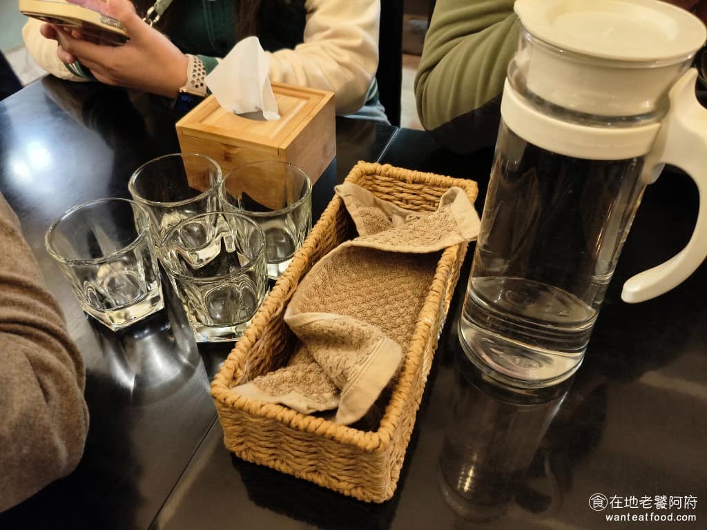 布克湖義式坊 布克湖義式坊菜單 布克湖義式坊推薦 內湖區美食 內湖美食 文德站美食 義式料理 義大利麵 桌上有提供免費的開水,可以配著義大利麵一起吃,若覺得太鹹,配開水剛剛好。 @在地老饕阿府