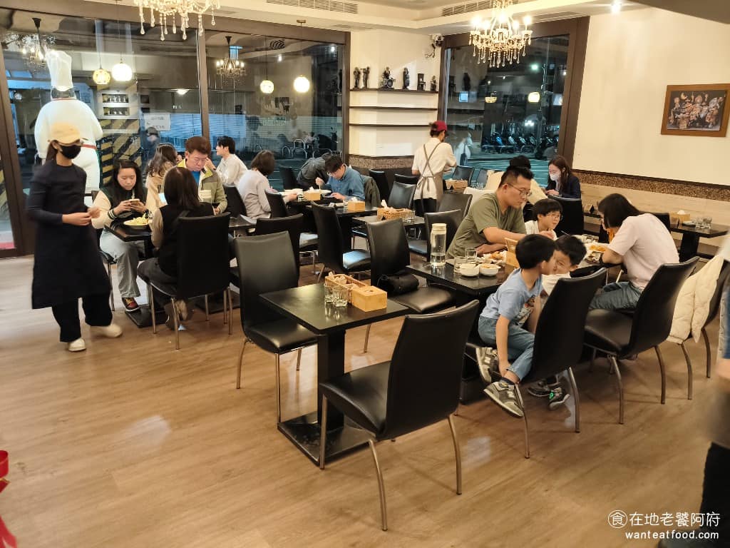 布克湖義式坊 布克湖義式坊菜單 布克湖義式坊推薦 內湖區美食 內湖美食 文德站美食 義式料理 義大利麵 室內整體走簡單風格,天花板的水晶吊燈,讓整體風格顯得華麗,牆上貼了不少小裝飾,有歐洲小店的氣氛。 @在地老饕阿府