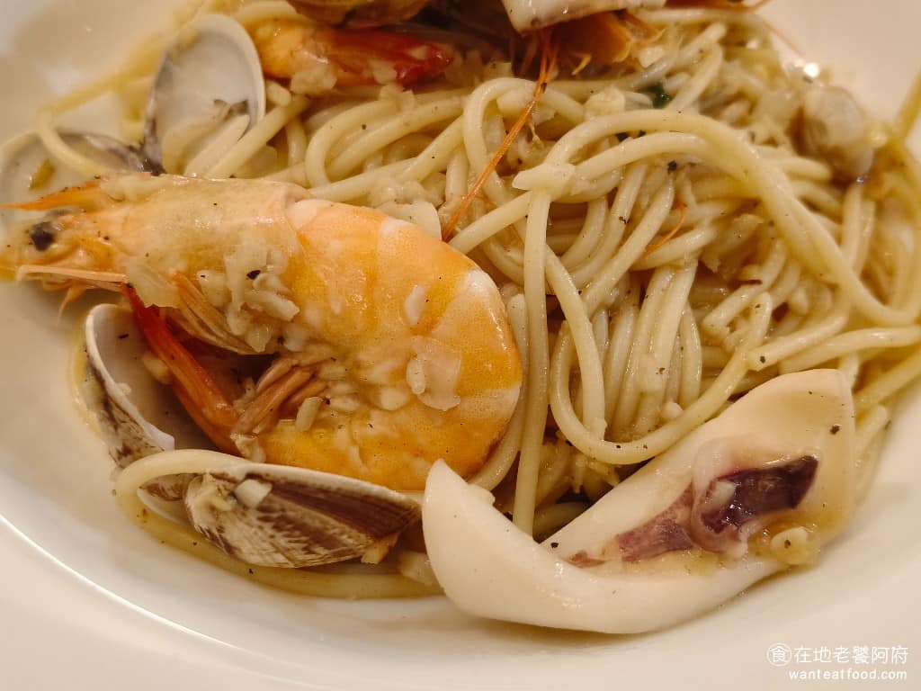 布克湖義式坊 布克湖義式坊菜單 布克湖義式坊推薦 內湖區美食 內湖美食 文德站美食 義式料理 義大利麵 因為醬汁不多,麵條本身的原味,反而吃得出來,口感非常有嚼勁,炒得乾淨不出水,喜歡清爽口味的人,適合點這道。 @在地老饕阿府