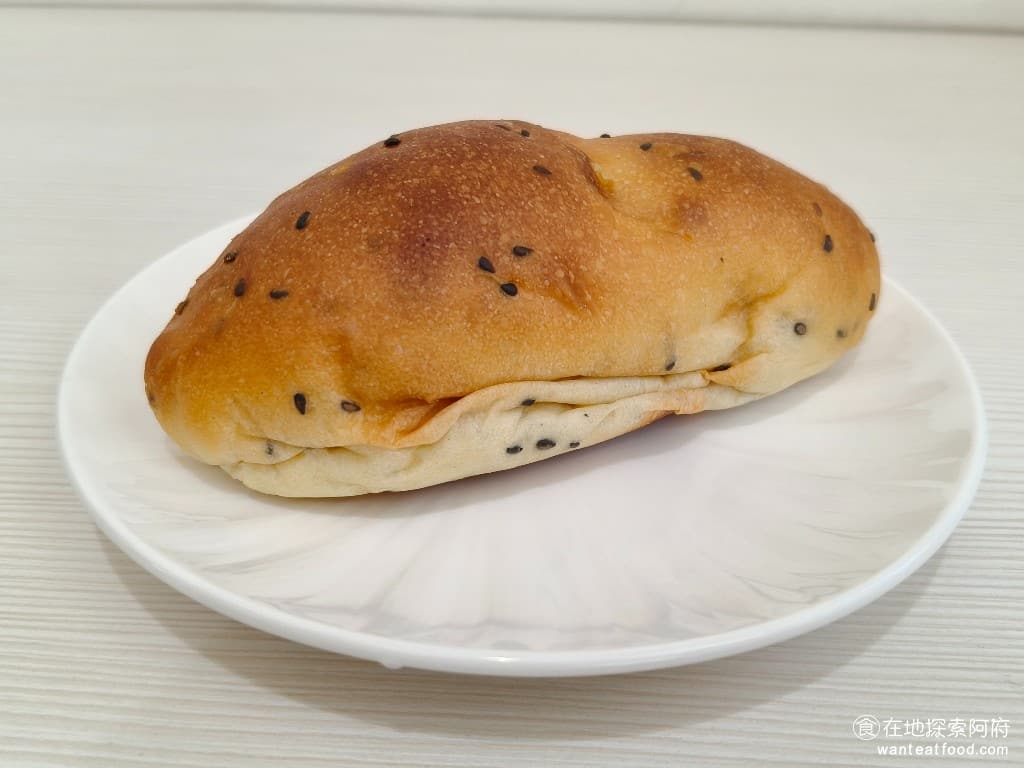 陳耀訓·麵包埠 YOSHI BAKERY BAKERY菜單 BAKERY價格 松山區美食 松山美食 地瓜麵包 他的地瓜吃起來非常甜,味道非常天然,吃起來完全不會死甜。 @在地老饕阿府