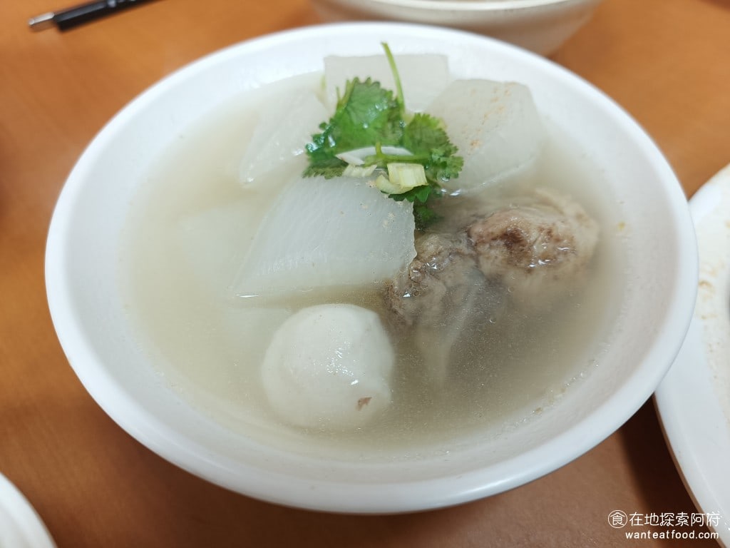 黃記魯肉飯 黃記魯肉飯菜單 黃記魯肉飯價格 中山區美食 中山國小美食 晴光市場美食 蘿蔔排骨湯 這個湯喝起來非常清爽，湯底喝得到很香的排骨味，吃滷肉飯的同時搭配這個湯，吃起來非常舒服 @在地老饕阿府