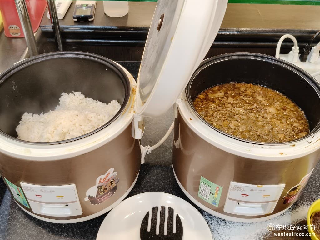 我家牛排-內湖港墘店 我家牛排-內湖港墘店菜單 我家牛排-內湖港墘店價格 內湖區美食 內湖美食 白飯和滷肉飯 來這裡光是排餐加上自助吧都吃不完了，通常不會想再吃白飯或是滷肉飯。 @在地老饕阿府