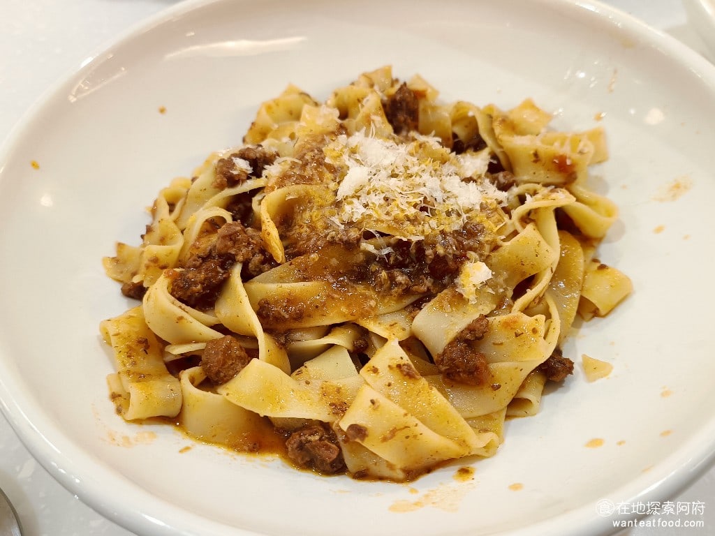 薄多義義式手工披薩微風南山店 信義區美食 義式料理 波隆那肉醬鳥巢麵 肉醬的味道非常濃郁,我們有特地和店家說麵要煮軟一點,所以這一盤麵吃起來很舒服,麵不會很硬。雖然不難吃,但我們還是覺得干貝松露奶油義大利麵比較好吃。 @在地老饕阿府