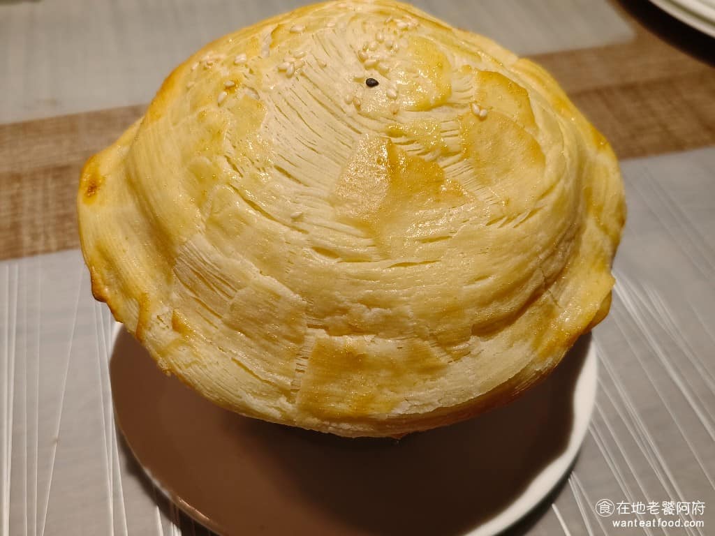 艾朋牛排餐酒館 艾朋牛排餐酒館菜單 艾朋牛排餐酒館推薦 信義區美食 信義美食 市政府美食 牛排 煙燻鮭魚南瓜湯加派皮 派皮的口感，外酥內軟，吃起來不鹹，帶有一點甜味。 @在地老饕阿府