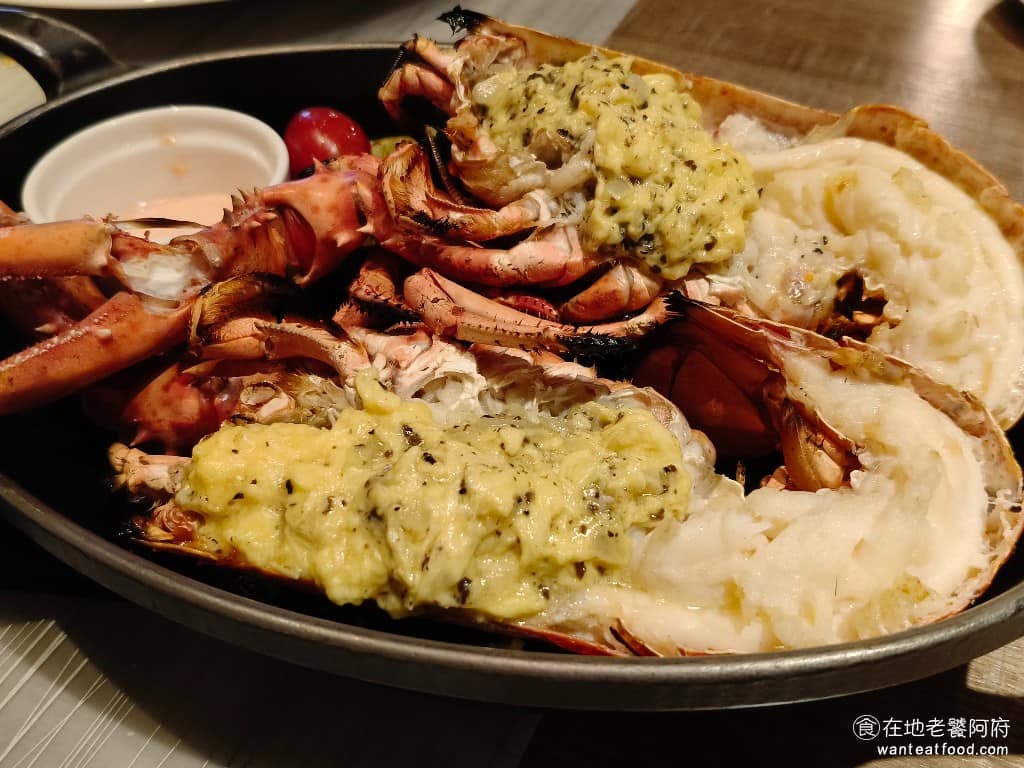 艾朋牛排餐酒館 艾朋牛排餐酒館菜單 艾朋牛排餐酒館推薦 信義區美食 信義美食 市政府美食 牛排 波士頓龍蝦 用活龍蝦不是冷凍貨，新鮮度很夠，叉子可以完整取出整塊肉，龍蝦肉質Q彈，配上松露奶油，香氣很足。 @在地老饕阿府