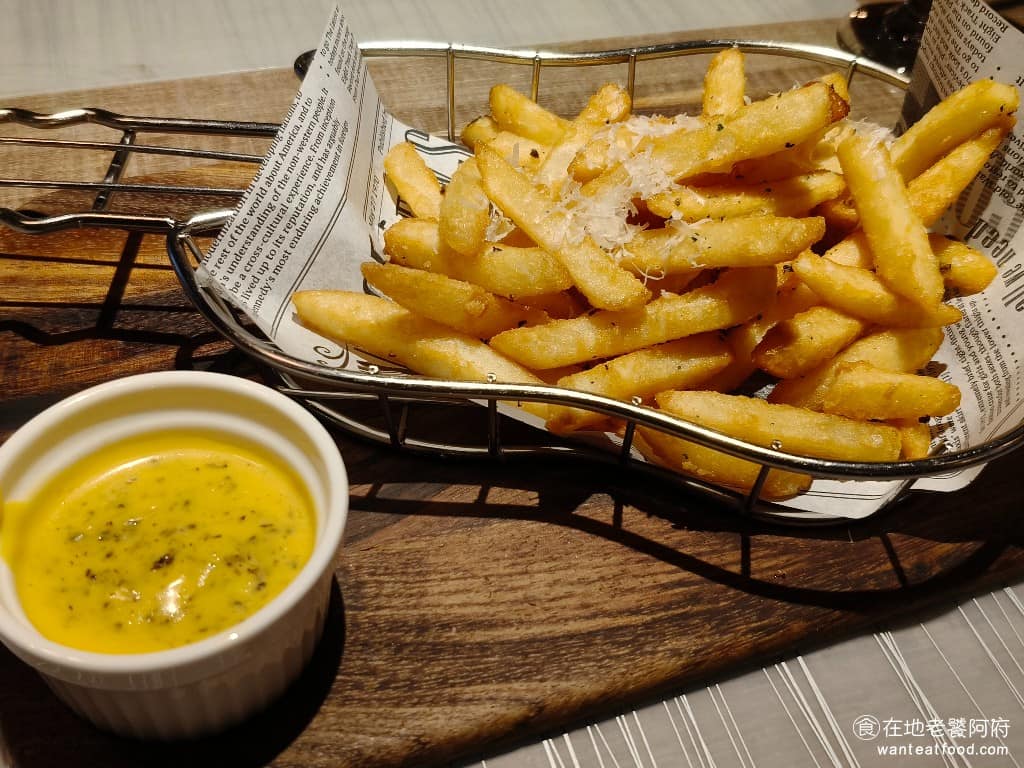 艾朋牛排餐酒館 艾朋牛排餐酒館菜單 艾朋牛排餐酒館推薦 信義區美食 信義美食 市政府美食 牛排 松露薯條 薯條是打卡、寫評論贈送的，外皮炸得非常酥脆，搭配的是松露奶油醬。只不過薯條沒加什麼鹽巴，吃起來沒有鹹味。 @在地老饕阿府