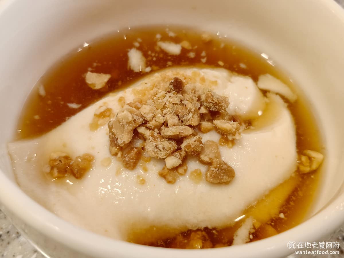 炒湘湘微風信義店 炒湘湘微風信義店菜單 炒湘湘微風信義店推薦 信義區美食 信義美食 市政府美食 招待的豆花 糖水不會太甜，上面還撒了花生粉，吃起來簡單清爽，作為甜點結尾還不錯。 @在地老饕阿府