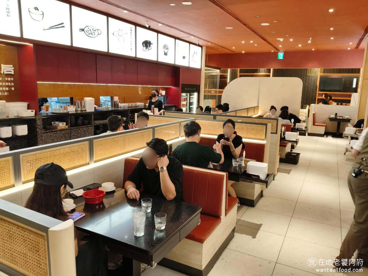 炒湘湘微風信義店 炒湘湘微風信義店菜單 炒湘湘微風信義店推薦 信義區美食 信義美食 市政府美食 座位規劃上，室內最多容納60人，以4人沙發卡座為主，另有6人半包廂式座位，桌與桌之間有隔板或走道，不會讓人感覺太擠。 @在地老饕阿府