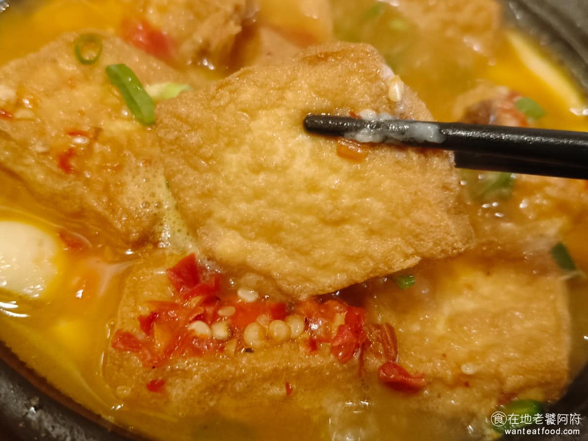 炒湘湘微風信義店 炒湘湘微風信義店菜單 炒湘湘微風信義店推薦 信義區美食 信義美食 市政府美食 本來是想點一道解辣的清爽豆腐，用來配飯吃，但沒想到這是所有餐點中最辣的。 @在地老饕阿府