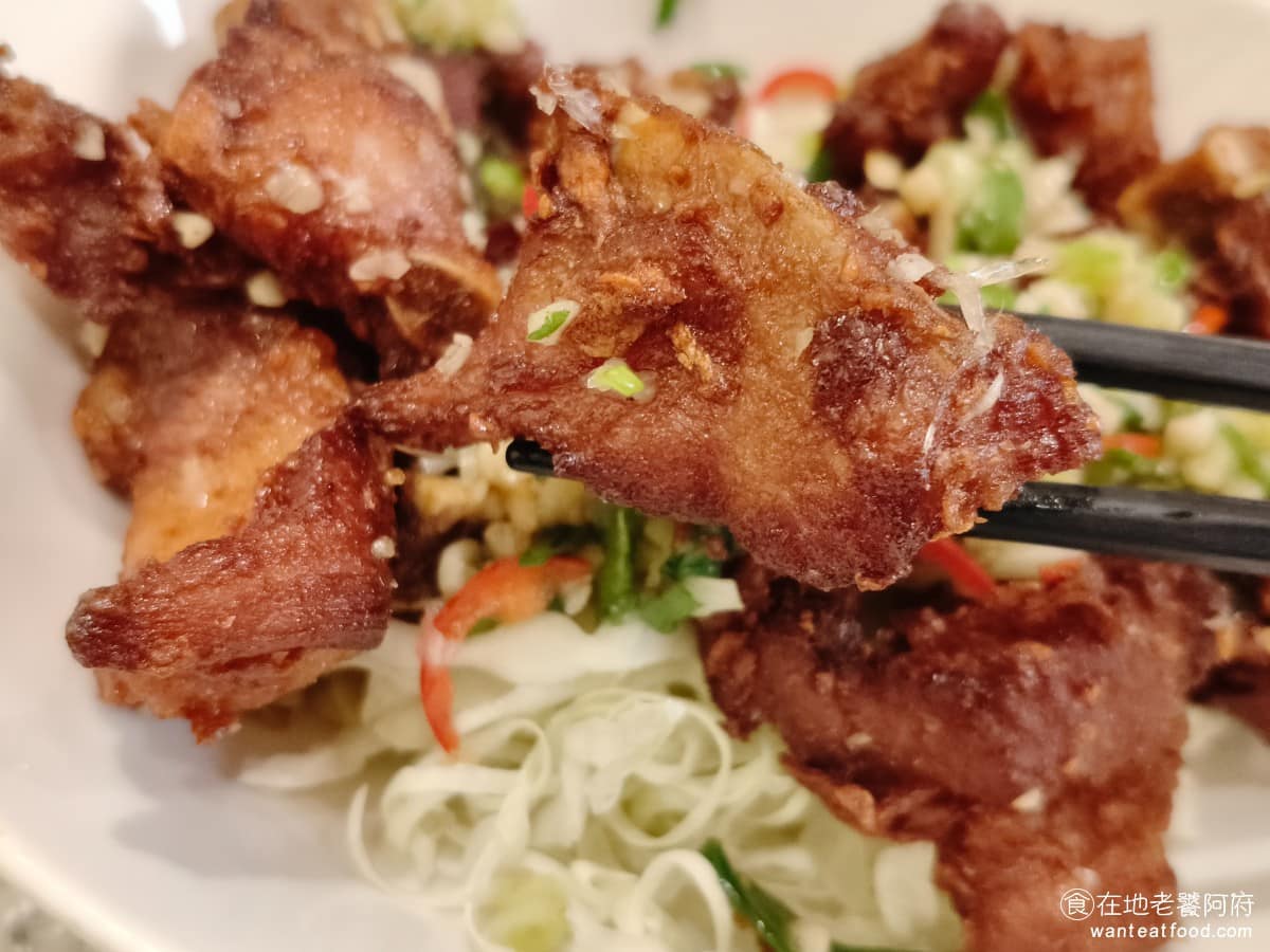 炒湘湘微風信義店 炒湘湘微風信義店菜單 炒湘湘微風信義店推薦 信義區美食 信義美食 市政府美食 底下還有高麗菜絲搭配，吃起來不會太膩口。喜歡啃骨頭的人可以點，但如果期待肉質軟嫩的人，可能會有些落差。 @在地老饕阿府