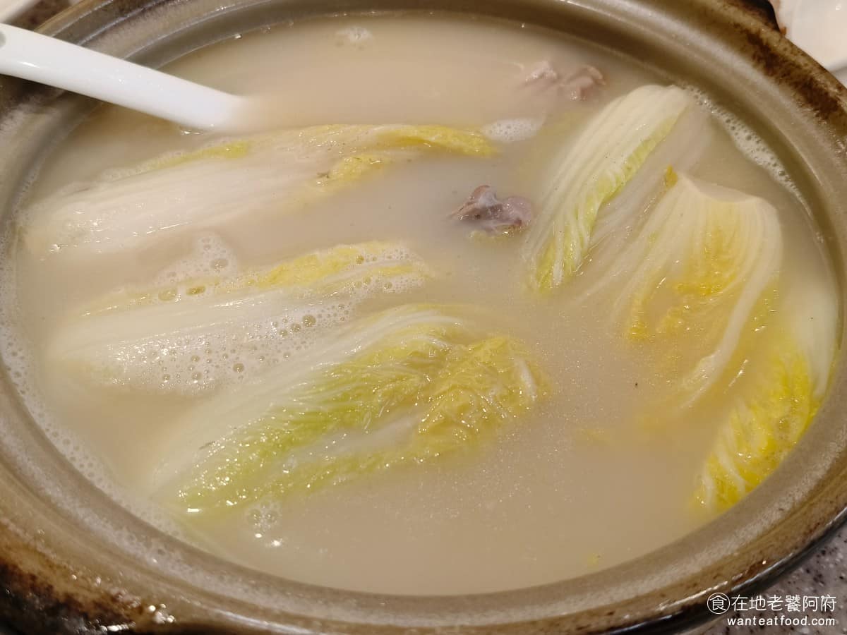 炒湘湘微風信義店 炒湘湘微風信義店菜單 炒湘湘微風信義店推薦 信義區美食 信義美食 市政府美食 娃娃白菜雞煲湯 雞湯燉煮得很入味，搭配娃娃菜，吃起來清爽、不油膩。裡面有不少雞肉塊，肉質軟嫩，直接夾來吃也很好。 @在地老饕阿府