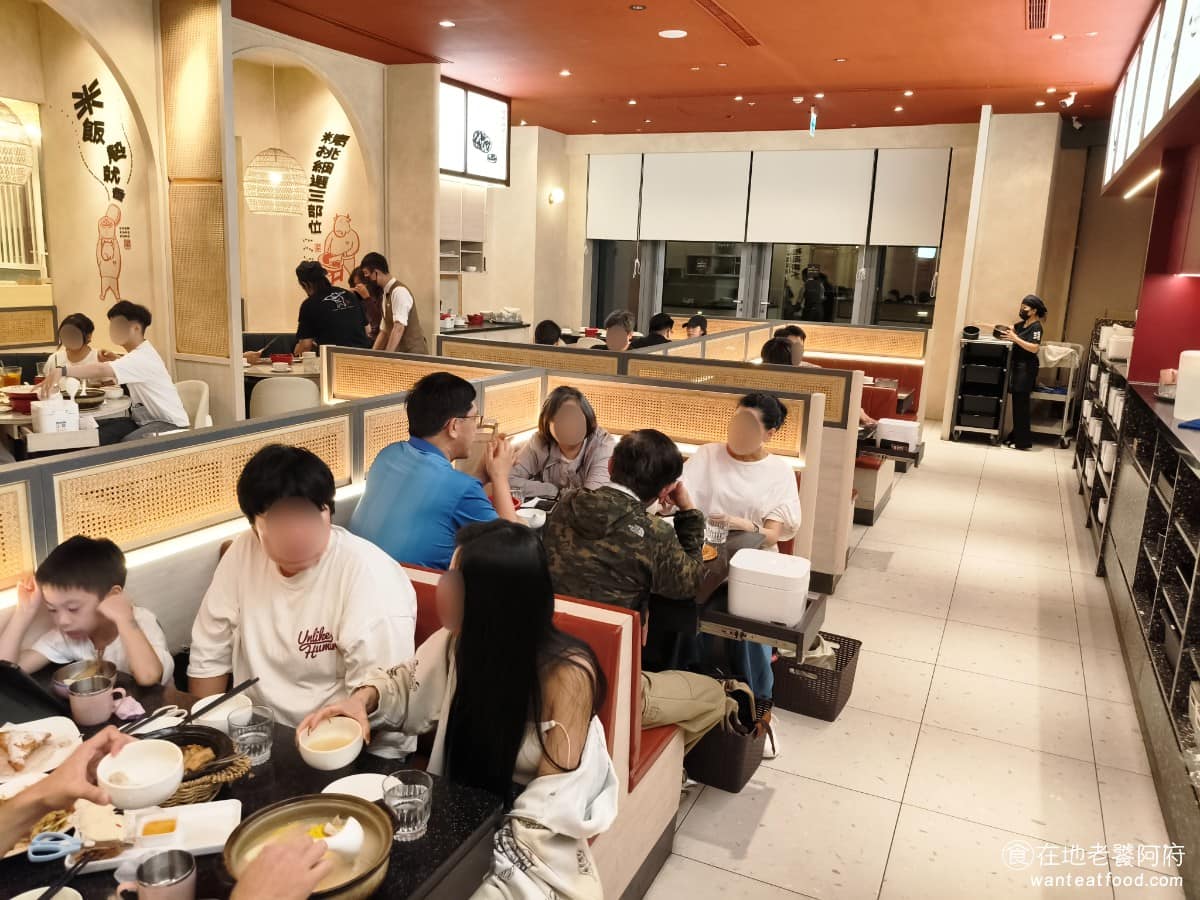炒湘湘微風信義店 炒湘湘微風信義店菜單 炒湘湘微風信義店推薦 信義區美食 信義美食 市政府美食 環境明亮乾淨，給人現代化的感覺，沒有傳統中式餐館的復古氛圍，符合品牌的創立宗旨，以現代風格詮釋傳統湘菜。 @在地老饕阿府