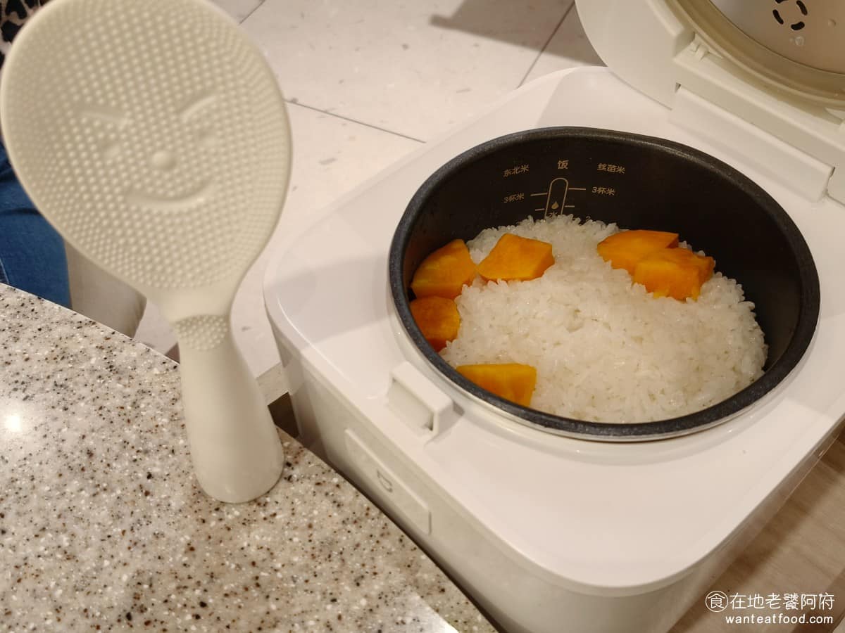 炒湘湘微風信義店 炒湘湘微風信義店菜單 炒湘湘微風信義店推薦 信義區美食 信義美食 市政府美食 牛奶皇后地瓜飯 選用日本金賞殊榮的牛奶皇后米，半梗半糯帶有淡淡奶香，整鍋現煮後，直接端上桌，可無限續加。 @在地老饕阿府