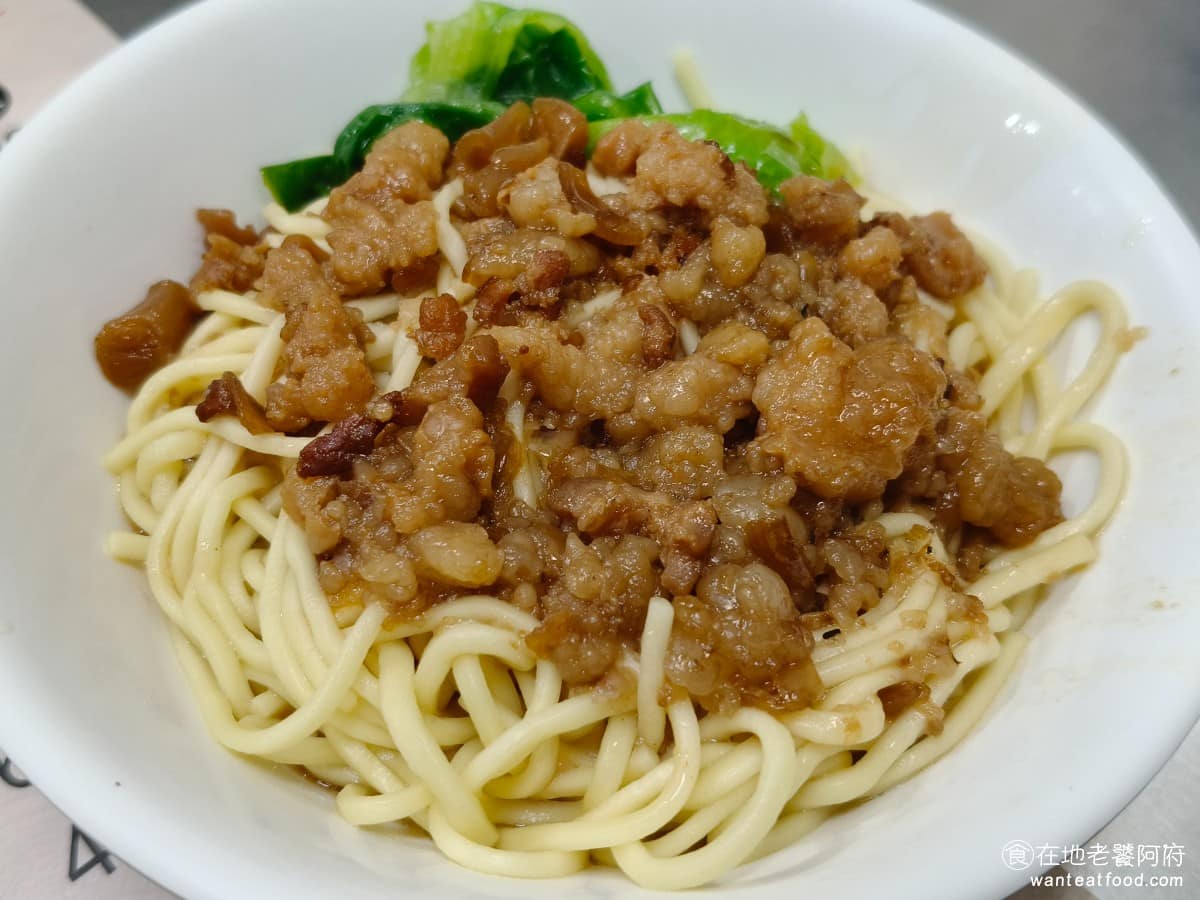 光輝肉羹 光輝肉羹菜單 光輝肉羹推薦 士林區美食 士林美食 台灣小吃 肉羹 滷肉飯 乾麵小 乾麵用的滷汁跟滷肉飯是同一款,但肉燥加得比滷肉飯更多,吃起來味道特別香,鹹甜口味一樣偏南部風格,麵條吸附滷汁後,油潤不乾,非常好吃。 @在地老饕阿府
