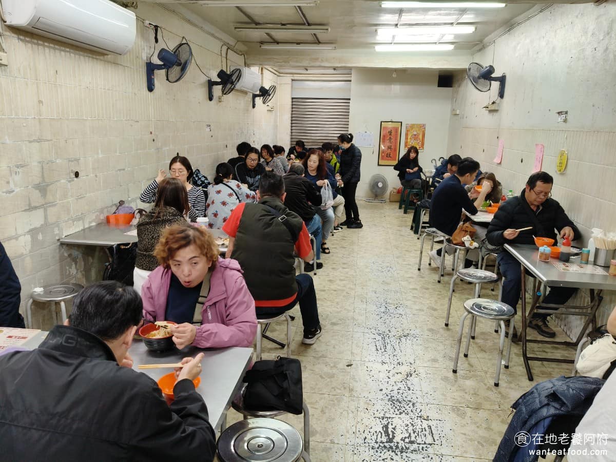 光輝肉羹 光輝肉羹菜單 光輝肉羹推薦 士林區美食 士林美食 台灣小吃 肉羹 滷肉飯 店面位在傳統市場內,走的是簡樸路線,沒有裝潢環境,就是市場攤位的氣氛,地板偶爾會有點濕滑,走路要小心,整體環境比較陽春。 @在地老饕阿府