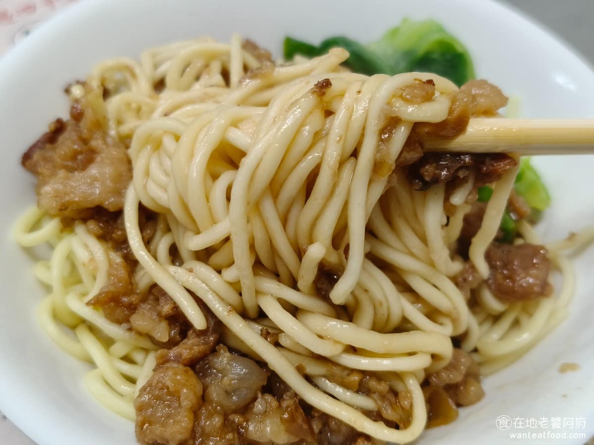 光輝肉羹 光輝肉羹菜單 光輝肉羹推薦 士林區美食 士林美食 台灣小吃 肉羹 滷肉飯 滷肉飯和乾麵,兩樣都好吃,可以點一碗肉羹,加飯,加乾麵,三樣一起吃,吃起來會很滿足。 @在地老饕阿府