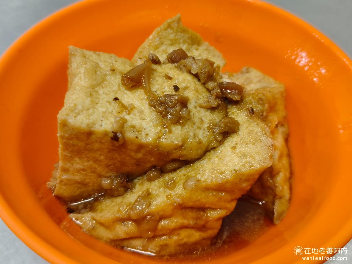 光輝肉羹 光輝肉羹菜單 光輝肉羹推薦 士林區美食 士林美食 台灣小吃 肉羹 滷肉飯 油豆腐 20 元五塊,CP 值很高,滷得相當入味,外皮軟嫩咬開裡面吸滿了醬汁,有點噴汁的感覺。這道幾乎每桌都會點,搭滷肉飯或肉羹湯都很合適,飽足感也十足。 @在地老饕阿府