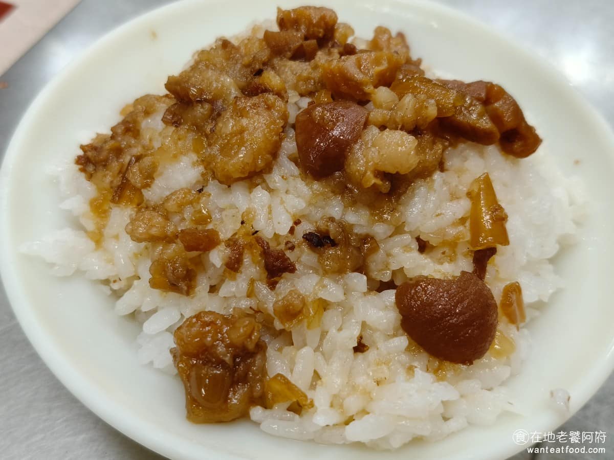 光輝肉羹 光輝肉羹菜單 光輝肉羹推薦 士林區美食 士林美食 台灣小吃 肉羹 滷肉飯 滷肉飯糕 第一眼看上去,肉燥好像加得不多,以為味道會不夠,沒想到滷汁特別香,整碗飯都浸滿了滷汁,吃起來鹹味十足,口味明顯偏甜,完全是南部風格。 @在地老饕阿府