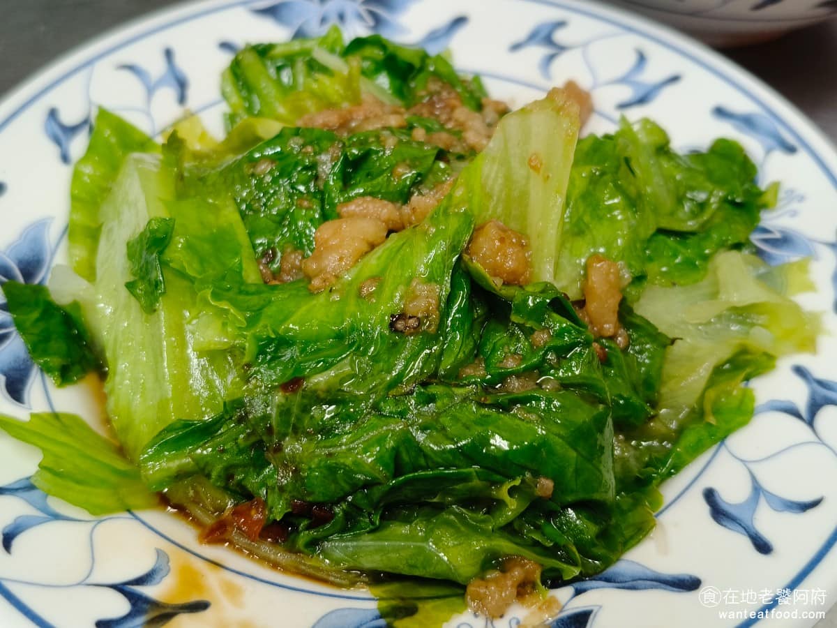 光輝肉羹 光輝肉羹菜單 光輝肉羹推薦 士林區美食 士林美食 台灣小吃 肉羹 滷肉飯 燙青菜 每天青菜種類不一定,常見空心菜或大陸妹,可以事先詢問,燙的熟度掌握得不錯,脆度保留得好,沒有苦味淋上店家的滷肉燥後,鹹香帶甜,比清燙有味道。 @在地老饕阿府