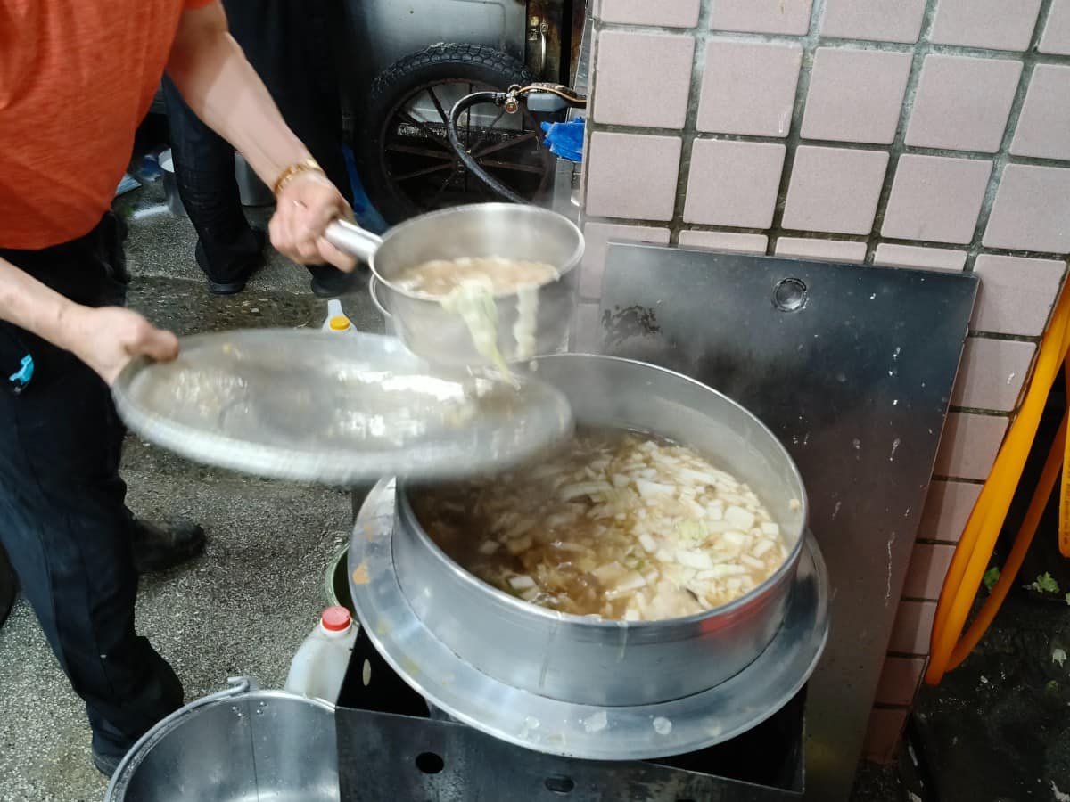光輝肉羹 光輝肉羹菜單 光輝肉羹推薦 士林區美食 士林美食 台灣小吃 肉羹 滷肉飯 從攤位起家,靠著穩定的口味和實在的份量,慢慢累積出一批忠實老顧客,很多人從小吃到大,甚至帶著下一代繼續來報到。 @在地老饕阿府
