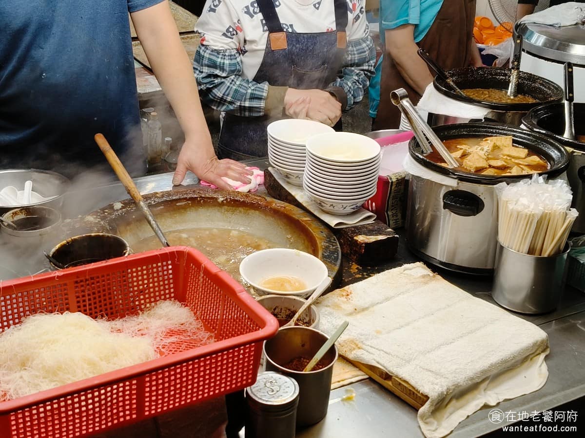 光輝肉羹 光輝肉羹菜單 光輝肉羹推薦 士林區美食 士林美食 台灣小吃 肉羹 滷肉飯 《光輝肉羹》的最大特色是「赤肉羹」──不是用魚漿和肉碎混製的那種,而是整塊豬後腿肉,裹上薄薄的地瓜粉做成的,吃得到真實的肉塊口感。 @在地老饕阿府
